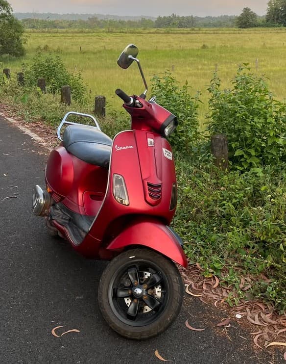 Vespa red colour rent fr pre wedding shoots in Goa